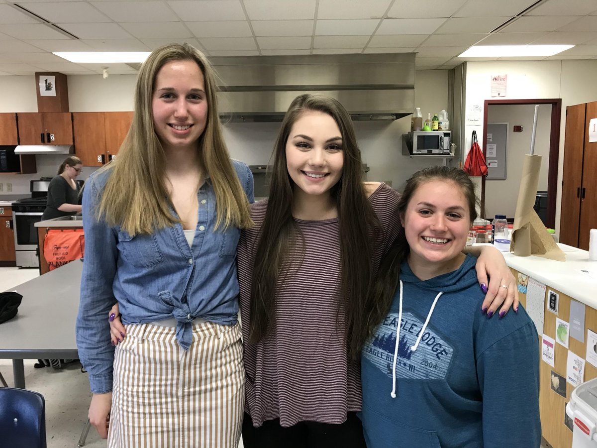lamoehr's tweet photo. Congratulations Janelle B, Liz G, Maddy C, & Maddie G (paparazzi was too much for her to be photographed) for winning this year's online @PCSD_PHS CakeChallenge with their "Desert Destiny" entry. Thanks to all who voted! @pcsd #PHSCookOff #RaiderStrong https://t.co/GHLtl6HVlR