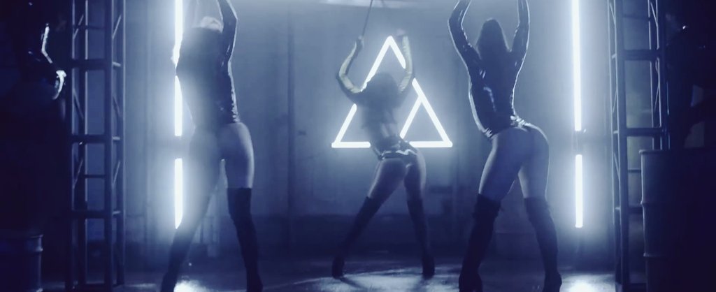 OLSENSCTRL's tweet photo. you didn't have to snap like that... @VictoriaMonet
#FreakMusicVideo https://t.co/bJMZXpTqtT
