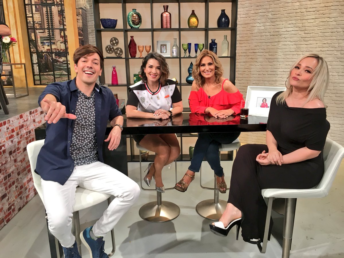 TodoUnShowMX's tweet photo. ¡Nuestra querida @ERIKAALCOCER plática con nosotros sobre su experiencia como ganadora de la segunda generación de #LaAcademia! 
👏🏻🎉🙌🏻🎤☀️
¡Únete a #TodoUnShowMx aquí: https://t.co/JgNlUGlPau! 📲 https://t.co/AeAcviNawr