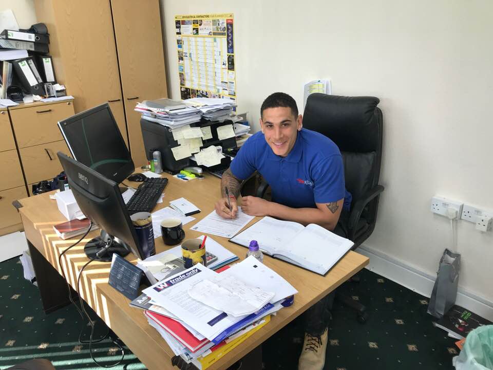 greg_dickson16's tweet photo. Busy day @sholingfc today signing @AlexSawyer76 @bydog87 getting pitch prepared with @hampshirehawk for @sgc_ltd #gettingreadyfornextseason  Now in much need of a 🏖️🏝️✈️⛴️ https://t.co/8gxGk5JZq1
