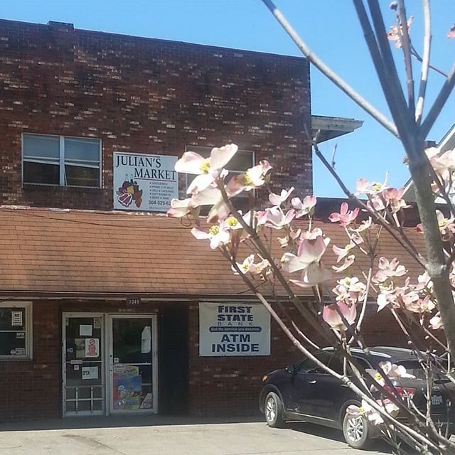 Tru_familylife's tweet image. #instapic #whilewalking to work I snapped a photo of @juliansmarket where I work. #spring #springhassprung #huntingtonwv ift.tt/2JGZTVi