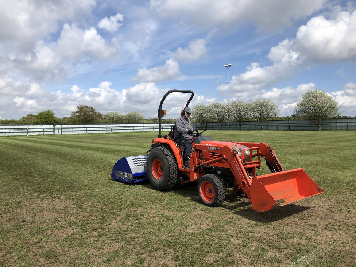 greg_dickson16's tweet photo. Busy day @sholingfc today signing @AlexSawyer76 @bydog87 getting pitch prepared with @hampshirehawk for @sgc_ltd #gettingreadyfornextseason  Now in much need of a 🏖️🏝️✈️⛴️ https://t.co/8gxGk5JZq1