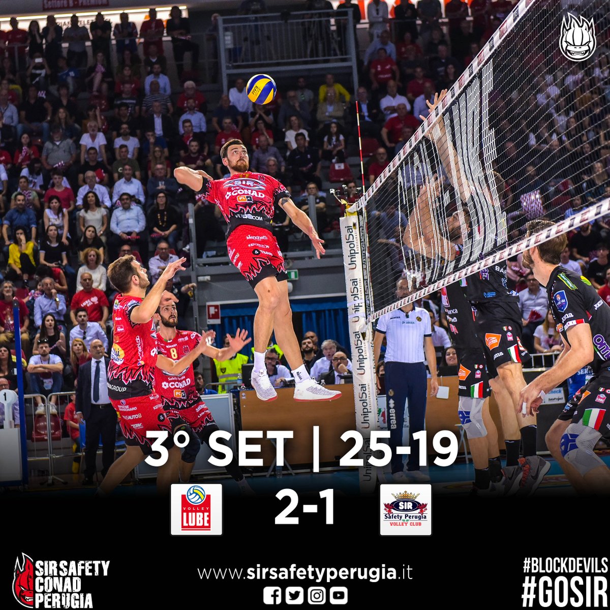 SIRVolleyPG's tweet image. Padroni di casa di nuovo avanti (25-19): Perugia ci prova, ma non riesce a ricucire lo strappo. #3SET #CivitanovaPerugia #ChePlayoff #Superlega #GoSir #BlockDevils #RCD #ORAéADESSO