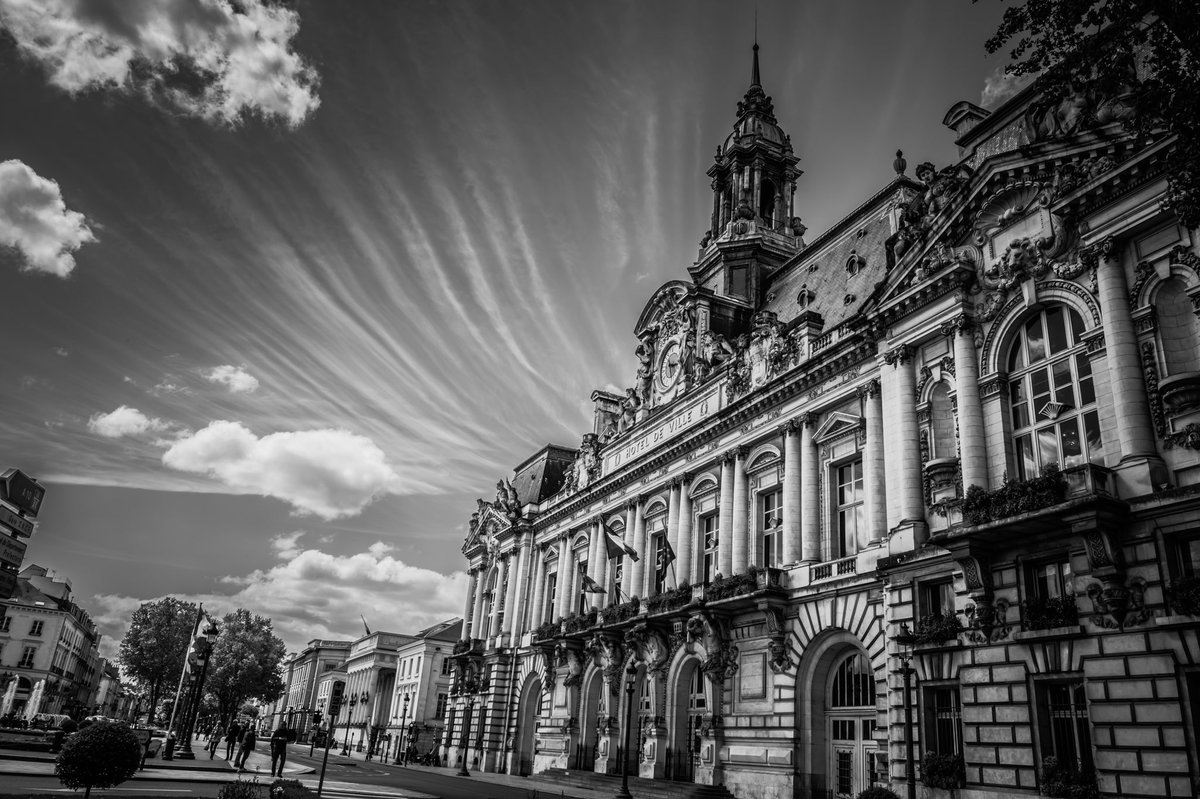 cros_alexandre's tweet photo. Hôtel de Ville #Tours sous un ciel magnifique @villedetours #victorlaloux https://t.co/m94qXanhkz