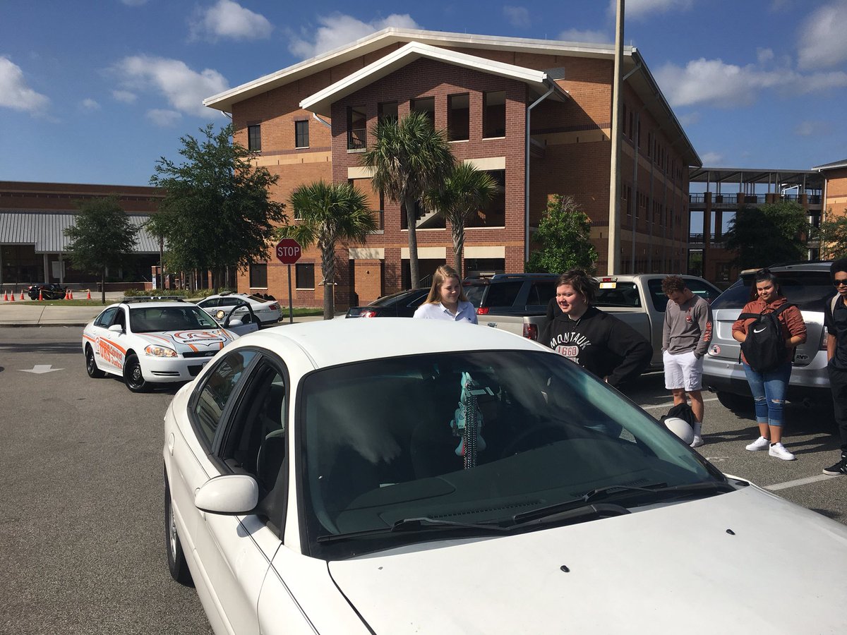 DeputyDye's tweet image. CJ advanced students helping @CJ1UHSTITANS Ofc. Walters freshman students learn about traffic stops. #passingontheknowledge