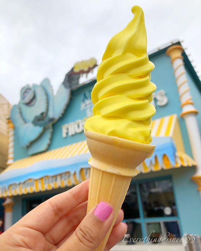 Sabrinalizette_'s tweet photo. Lemon Dole Whip 🍋🙌🏼💛🍦#Disney #Disneyland #lemondolewhip #disneyfoods #foodsofdisney @popsugar @disneyland https://t.co/O3vsgXbiWQ https://t.co/hJOPZUMrbo