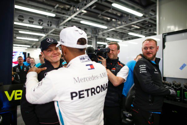 giselle_zm's tweet photo. #FotoDelDia 📸
Si, Hamilton le reconoció a Bottas que debió ganar en Azerbaiyán... pero también es cierto que las carreras son así.
¡Será a la próxima! https://t.co/3h70UE2XRy