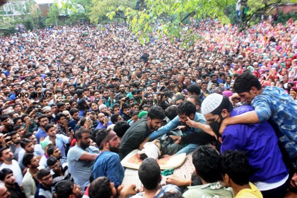 rockykhajuria's tweet photo. Pic1 Funeral of a millitant
Pic2 Funeral of 3 boys killed by millitants 2 days ago
@MinuJivan @TajinderBagga @neelakantha @RootsInKashmir @VoiceofDogras @Jammu4India @XPoseMushRSS @anil_00077 @kpnewschannel @IMKP199T @sardanarohit @RubikaLiyaquat @anjanaomkashyap @26VijayKS https://t.co/966t5GYQWW