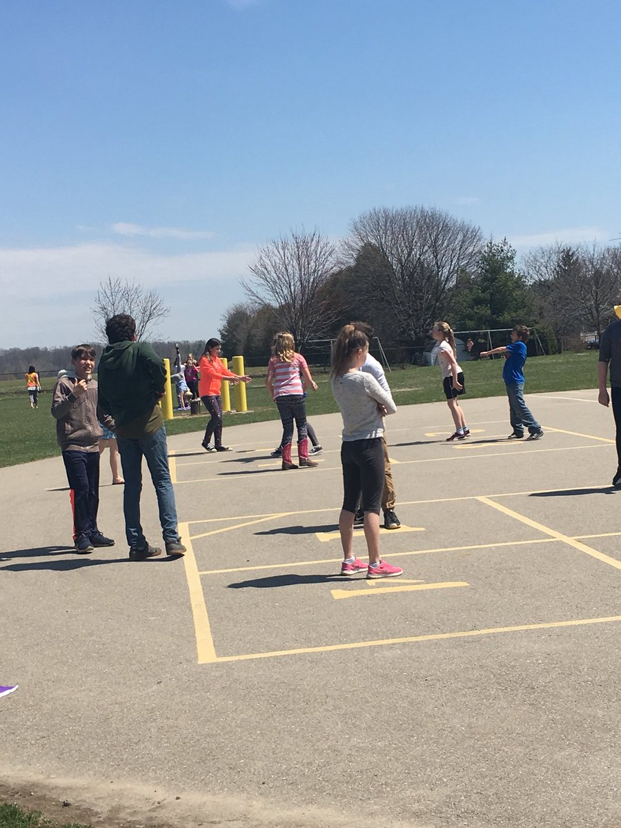 loro1064's tweet image. We are loving this beautiful weather! #bulldogproud #recessfun @GEDSB