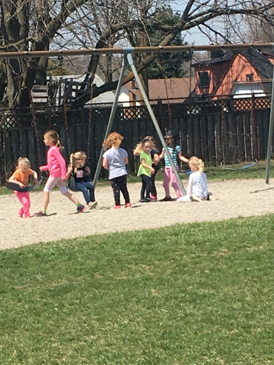 loro1064's tweet image. We are loving this beautiful weather! #bulldogproud #recessfun @GEDSB