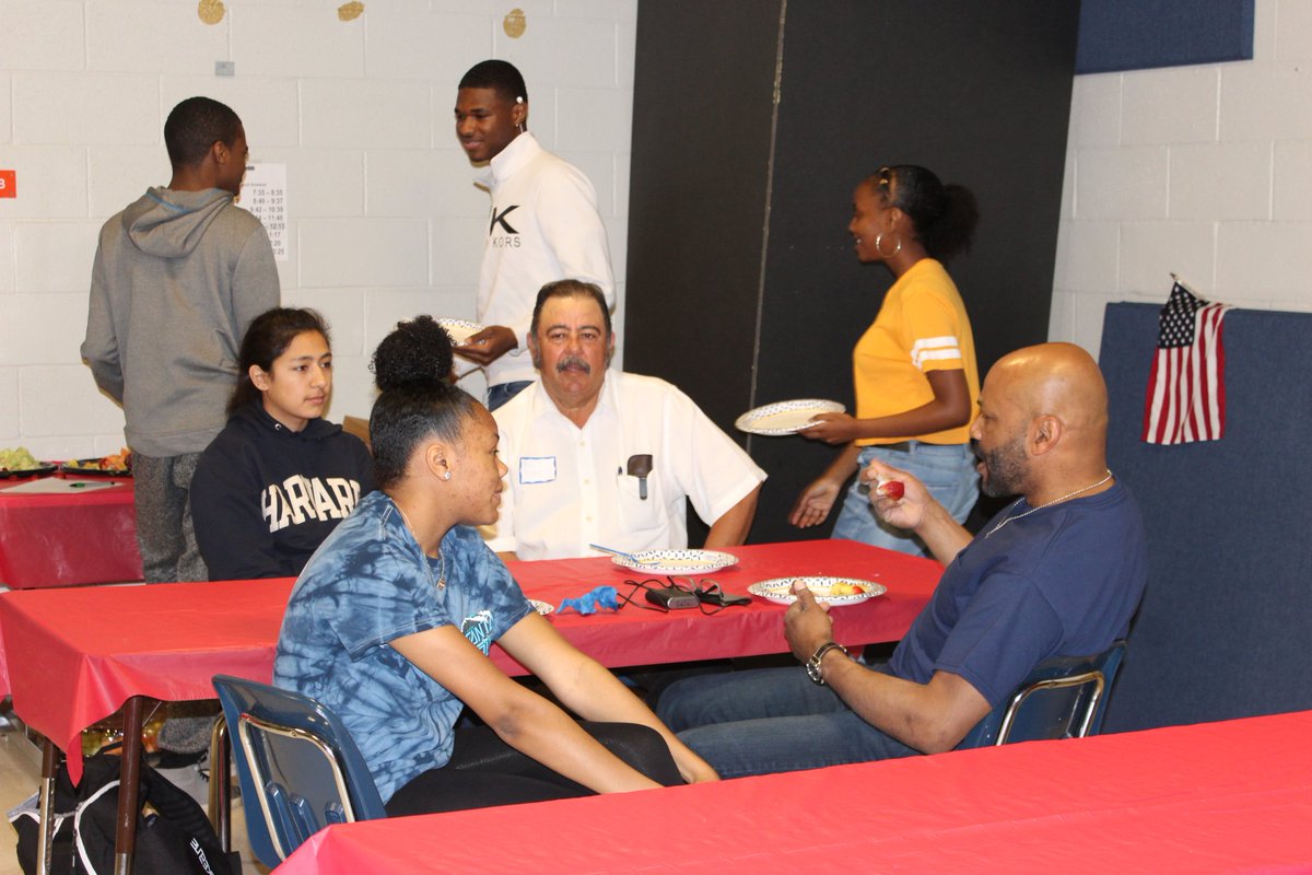 AspasiaAngelou's tweet photo. John Marshall #Donuts4Dads event this morning was a big success! Thanks to all our Dads for coming out to support our Bears &amp; LadyBears! We appreciate our Stuco &amp; Sponsor Shelly Campbell for this event! #JMFam #BeTheChange #ProudPOY #ServantLeader @jmbearsokc @OKCPS @WmStubbs https://t.co/ja7gk4vlVQ