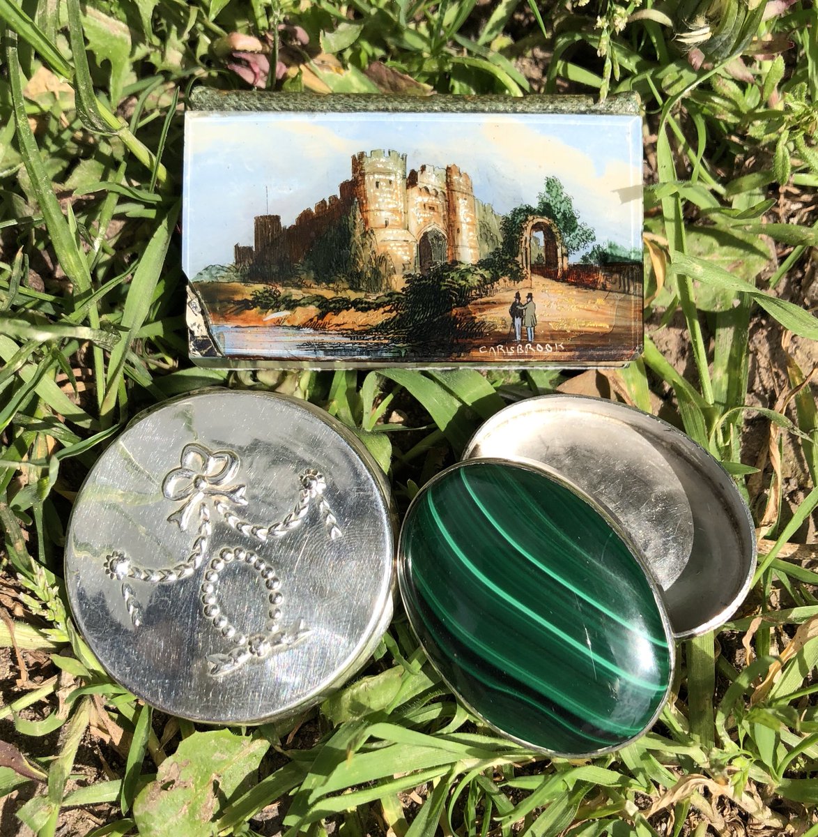 LisaMarieFranks's tweet photo. Here are a few pictures of today’s new arrivals @MelkshamArcade....
-
-
#newstock #solidsilver #silverpillpot #foxpin #paste #needlebox #trinketbox #pillpot #pictureframes #salvagehunting #horsecocktailsticks https://t.co/H1hNlvK0Ma