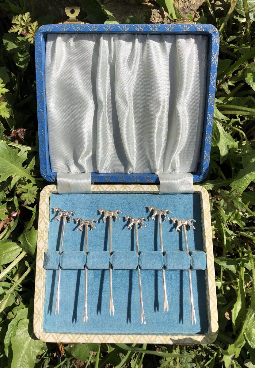 LisaMarieFranks's tweet photo. Here are a few pictures of today’s new arrivals @MelkshamArcade....
-
-
#newstock #solidsilver #silverpillpot #foxpin #paste #needlebox #trinketbox #pillpot #pictureframes #salvagehunting #horsecocktailsticks https://t.co/H1hNlvK0Ma