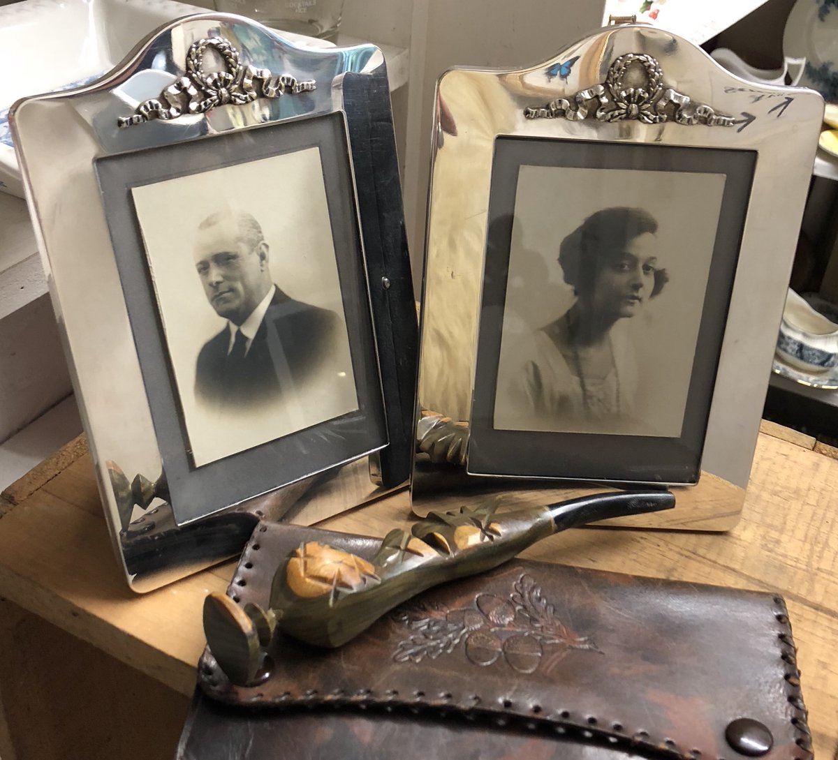 LisaMarieFranks's tweet photo. Here are a few pictures of today’s new arrivals @MelkshamArcade....
-
-
#newstock #solidsilver #silverpillpot #foxpin #paste #needlebox #trinketbox #pillpot #pictureframes #salvagehunting #horsecocktailsticks https://t.co/H1hNlvK0Ma