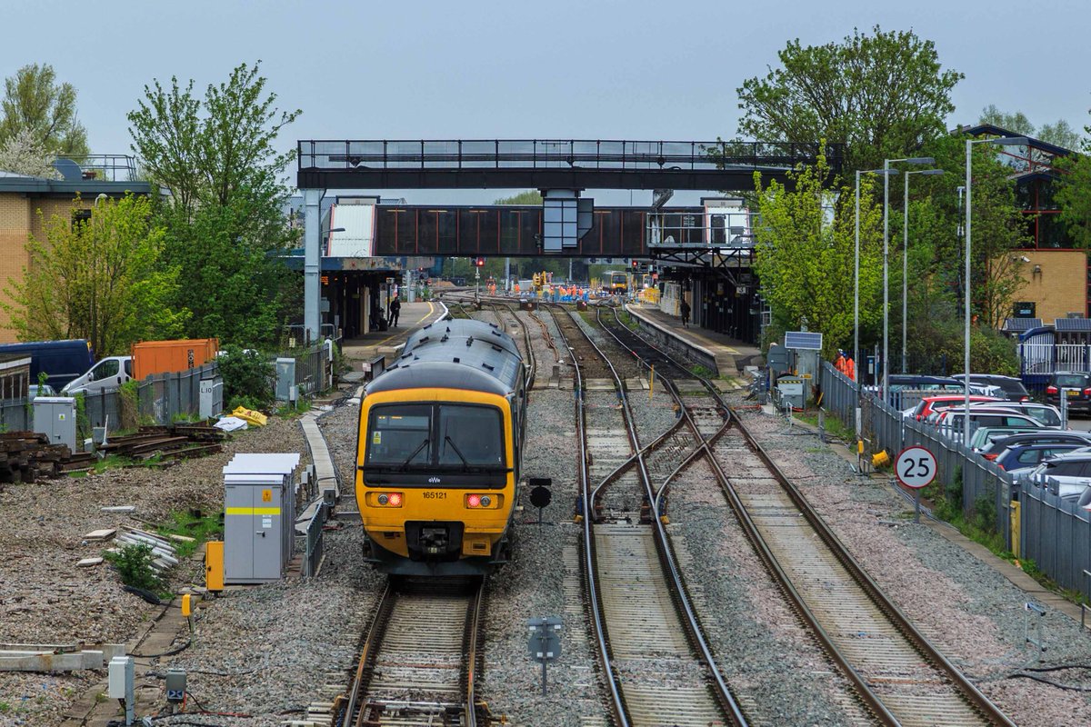 DailyRail's tweet image. APRIL 24TH - 165121 heads into a very quiet Oxford station as it completes the 2L28 1103 Didcot Parkway to Oxford

©William Mankelow

#dailyrailer
#class165
#greatwesternrailway
#oxfordrailwaystation
#nearlytheendoftheline
#laststop