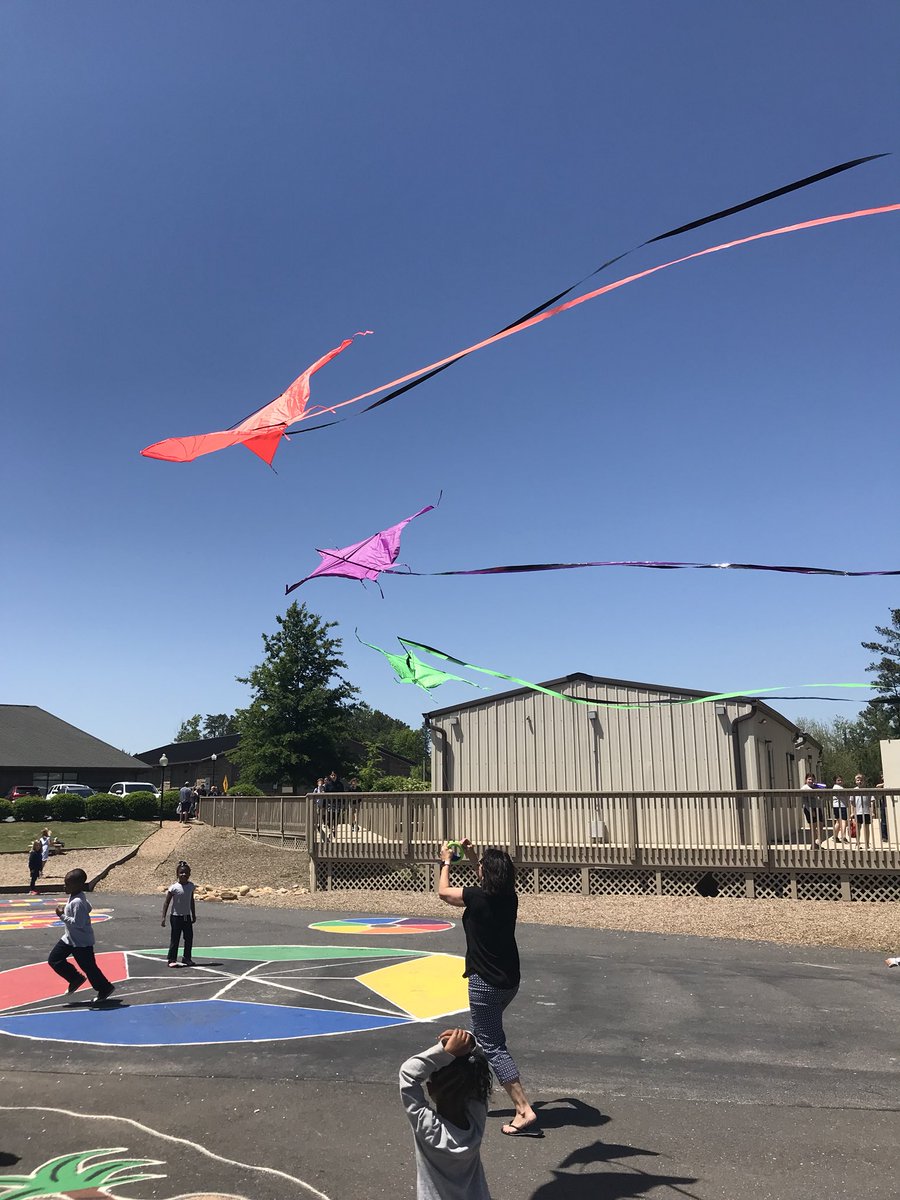 PESLowerSchool's tweet photo. Air moves to things! #JuniorKindergarten #PES https://t.co/GZu3FXG1RO