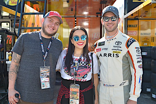 NBCUNIVERSOPR's tweet photo. This Sunday on #TheRiveras @JacqieOfficial steps out of her comfort zone to sing the national anthem @NASCAR @HomesteadMiami and  @My_Key_Tweets joins as they meet @Daniel_SuarezG @driverRyanReed 
@NASCARonNBC @NASCARLatino @XfinityRacing
#XfinitySeries only on @NBCUNIVERSO 10pm https://t.co/7REPl7qRJr