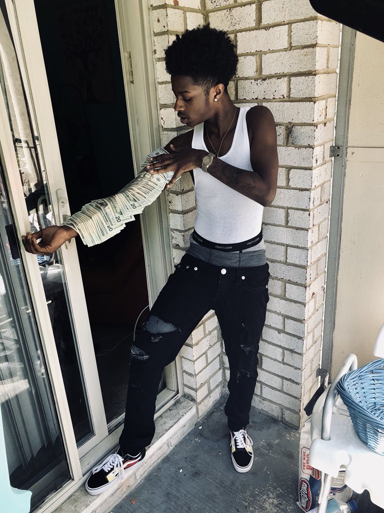 PouringUpCrazy's tweet photo. For that bag imma fool 💰🏃🏽‍♂️ https://t.co/YdzgIJEkTK