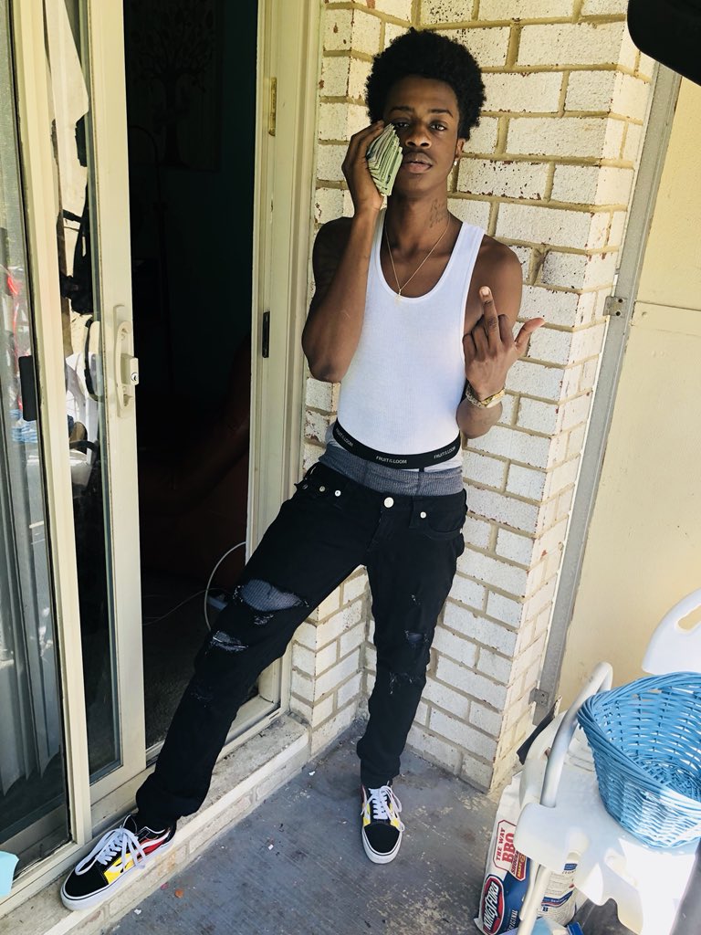 PouringUpCrazy's tweet photo. For that bag imma fool 💰🏃🏽‍♂️ https://t.co/YdzgIJEkTK