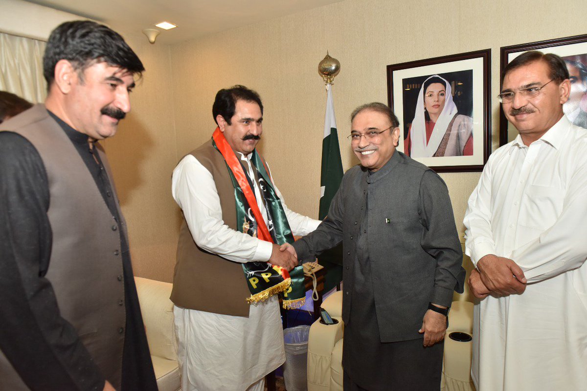 TeamPPP_KP's tweet photo. کرم ایجنسی سے ایم این اے ساجد طوری اور مسلم لیگ ن فاٹا کے جنرل سیکریٹری  سہیل آفریدی کی صدر پی پی پی (فاٹا اخونذادہ چٹان اور صدر پی پی پی (کے پی کے) ہمایوں خان کے قیادت میں بلاول ہاؤس لاہور میں آصف علی زرداری صاحب سے ملاقات۔
باقاعدہ طور پر پاکستان پیپلز پارٹی میں شمولیت کا اعلان۔ https://t.co/BLRSitFa47