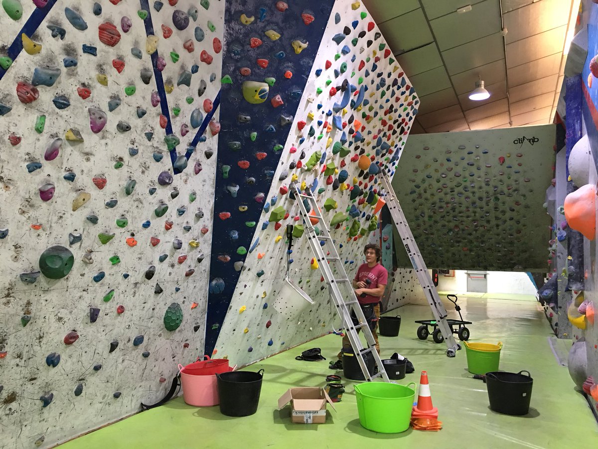 Muro de resistencia recién equipado. Mañana abiertos de 10:00 a 14:00. #routesetting #yoentrenoentheclimb
