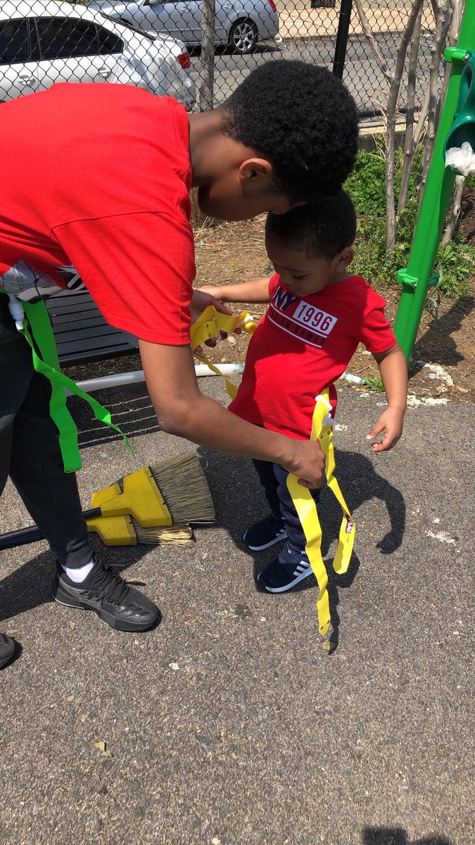 PlayworksPA's tweet photo. Big shout out to Coach J for completing his “Be a Good Neighbor Day” which included a playground clean up and parents vs kids flag football! Woosh clap for a healthy community👏🏽🙌🏽 #playworkspa #playworks #ceiproject #americorps #recesscoach https://t.co/shyfZNIAT2