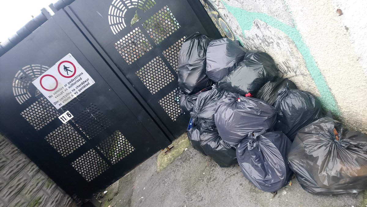 WelshNat's tweet image. Same every week isn&apos;t about time someone got finned for this!! It not a nice to walk past heading to high street and surely this is an environmental hazard! @VOGCouncil
@AlunCairns  #KeepBarryTidy
