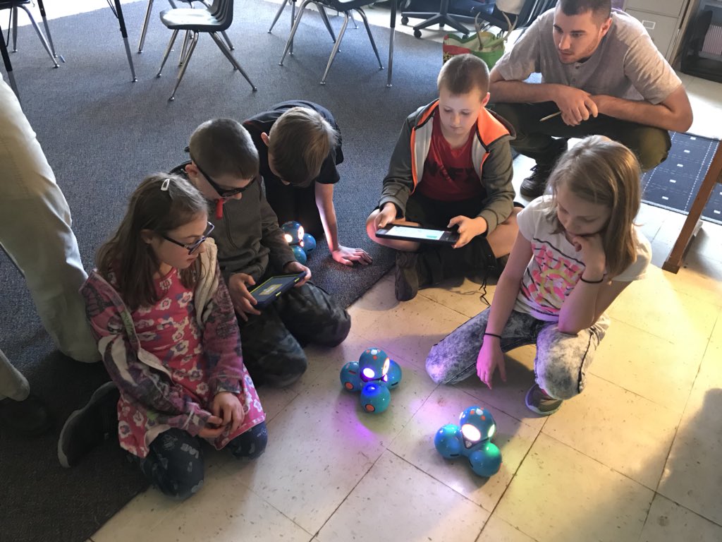 wsdvtschool's tweet photo. 4th graders programming with Dash Robots today at Westford School! #wsdsch #ewsd #codingisfun. https://t.co/Y4hxm2eJ3V