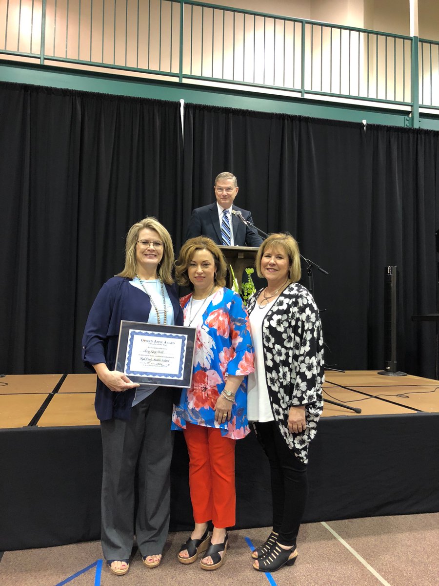 ConwayNoonLions's tweet photo. We congratulate Kaye Kaye Dell of @ConwaySchools for being voted by her peers as Educator of the Year. #ConwayPublicSchools #RuthDoyle #2018GoldenAppleAwards #EducatorOfTheYear @CityofConway #ConwayNoonLions https://t.co/IOyxf1jUz4