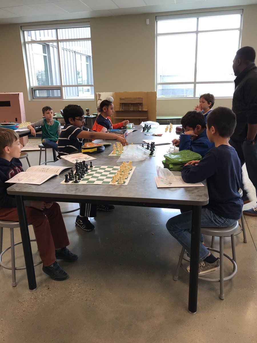 zibby101's tweet photo. #epsb @RovingChessNut @RobertaMacAdams lunch time chess club. Learning the Italian opening. https://t.co/6hzVMPtzVj