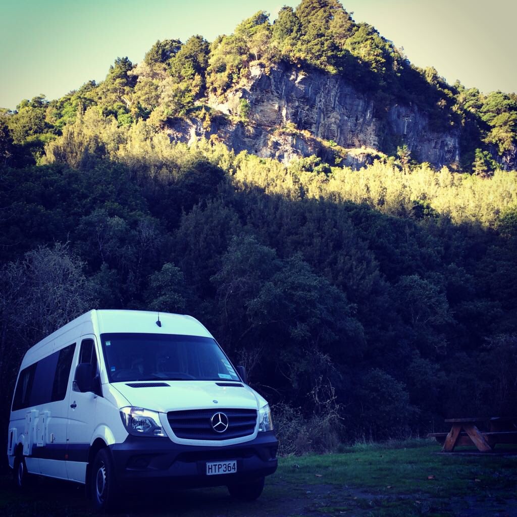BoookLoover's tweet photo. @florarnone @MrFilangie @MackyBianchi @FlyAirNZ @EscapeCamperUSA Sumo otra !!! #Waitamo —- free camping que encontré gracias a @campermate // un lugar genial https://t.co/0kI37PWmCs