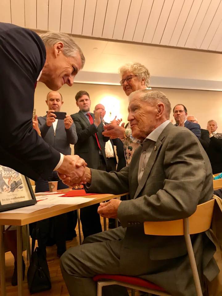 Sigurd Hoberg (94) takkes og gratuleres av <a href="/jonasgahrstore/">Jonas Gahr Støre</a> under 1. mai-feiringen i Elverum i dag. Anledningen: 80 års sammenhengende medlemskap i Arbeiderpartiet! Foto: <a href="/tobaek/">Torbjørn Bækkevold</a>
