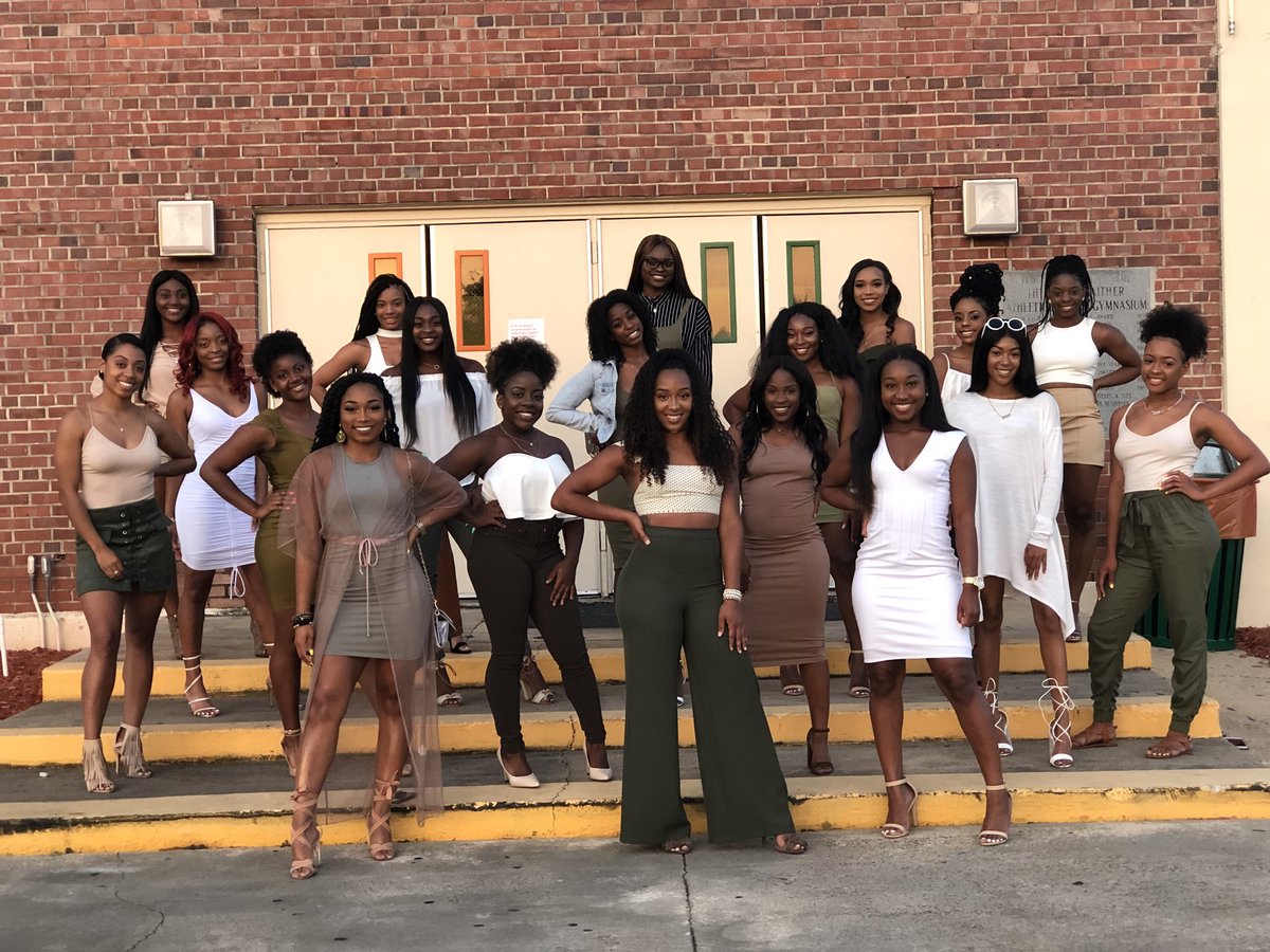 iamky_'s tweet image. i like us over anybody 🌻✨ #FamuCheer 🎀