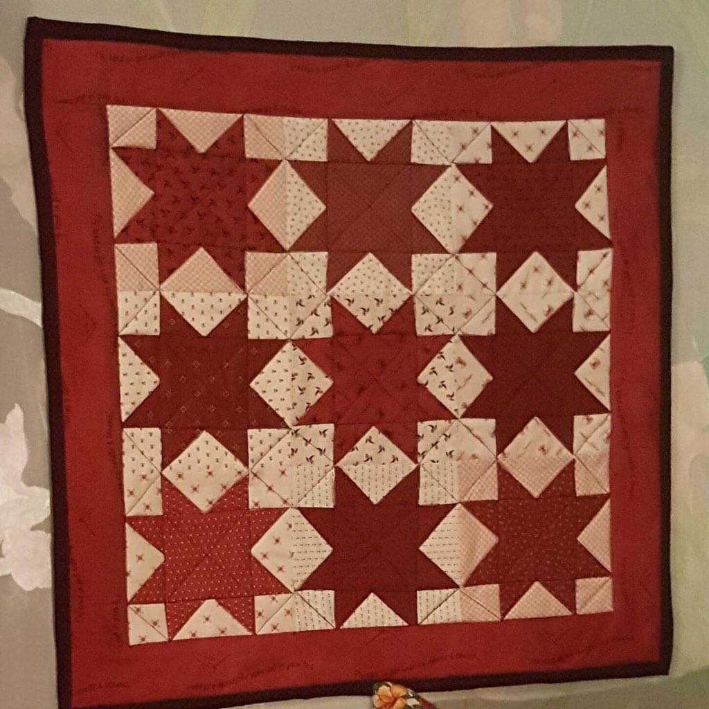 Finally hung this mini quilt on the wall today 😀😀

#miniquilt #quilts #lulaveggie #quilt #quilting #handmade #homemade #craft #crafts #crafter #crafters #red #cream #beige #star #stars #shape #shapes #wallhanging #miniquilt #miniquilts #homedecor #homedesign #homedecorideas #RT