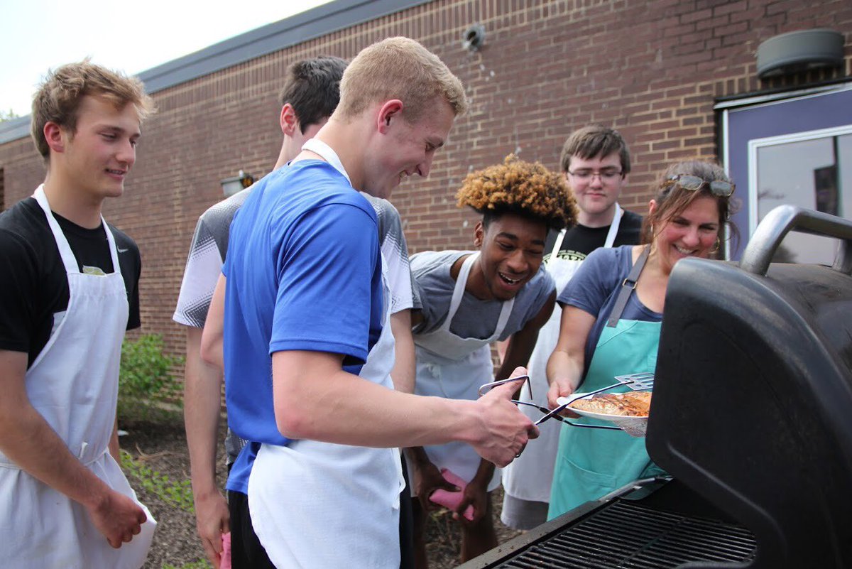rpeterEHS_hub's tweet photo. Debbie Powell’s 6th hour Foods 2 class had a barbecue today! #EHShub https://t.co/LNSH8K9HDi