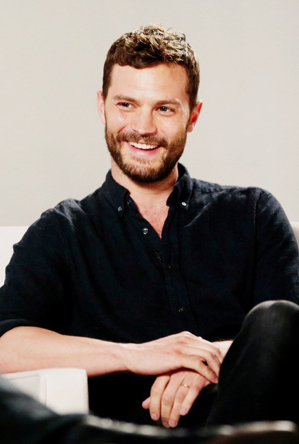 EstiloDF's tweet photo. ¡Hoy es cumpleaños de #JamieDornan ! Y pues ... “Nos ponemos a sus pies Mr. Grey 💕🤤 #HappyBdayJamie https://t.co/eMxq70Z32z