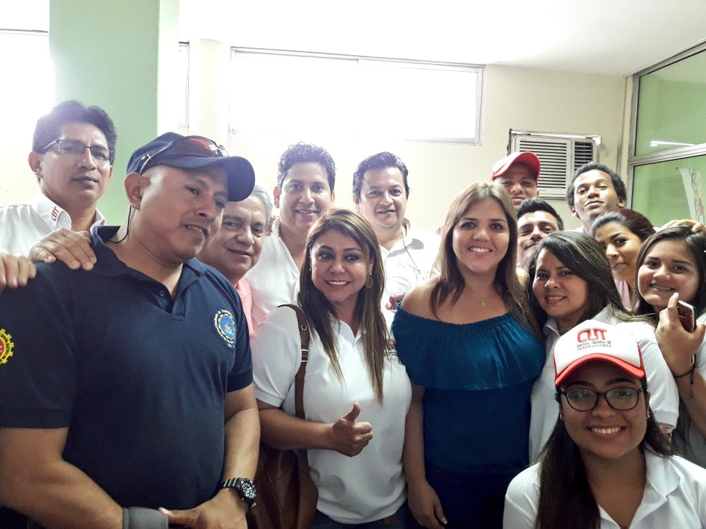 Dirigentes de <a href="/EcuadorCut/">CUT ECUADOR</a> presentes en Almuerzo junto a nuestra #ViceDeTodos <a href="/marialevicuna/">Ma. Alejandra Vicuña</a> 
#EcuadorTrabajaUnido #YoMarchoPorMisDerechos #CUT 
<a href="/Lenin/">Lenín Moreno</a> <a href="/marialevicuna/">Ma. Alejandra Vicuña</a> @ChicaViteri <a href="/GomezlRichard/">Richard Gomez</a>