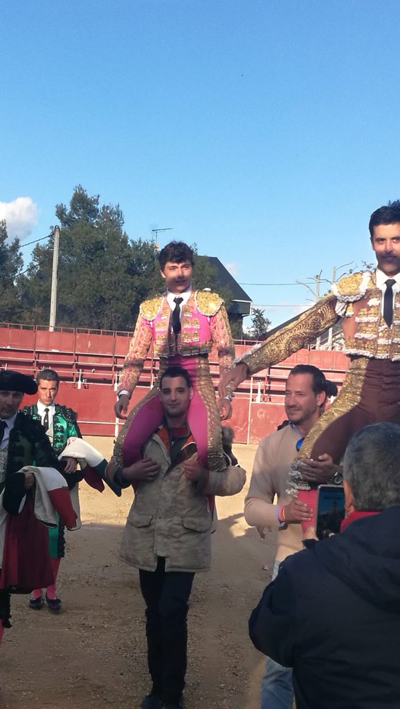 A hombros con 3 orejas <a href="/PalaciosArevalo/">Mario Palacios</a> y <a href="/jisiegas/">Jorge Isiegas</a> ante una gran novillada de <a href="/ElParralejo/">El Parralejo</a> en Las matas Madrid