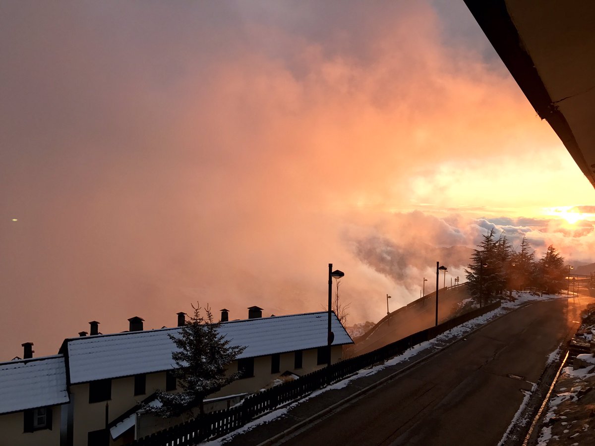 IliberisSchool's tweet photo. Tras la nevada en la tardecer nos regala esta imagen. #iliberisSchool #sierranevada #1demayo #sunset https://t.co/aSVs8tDsCc