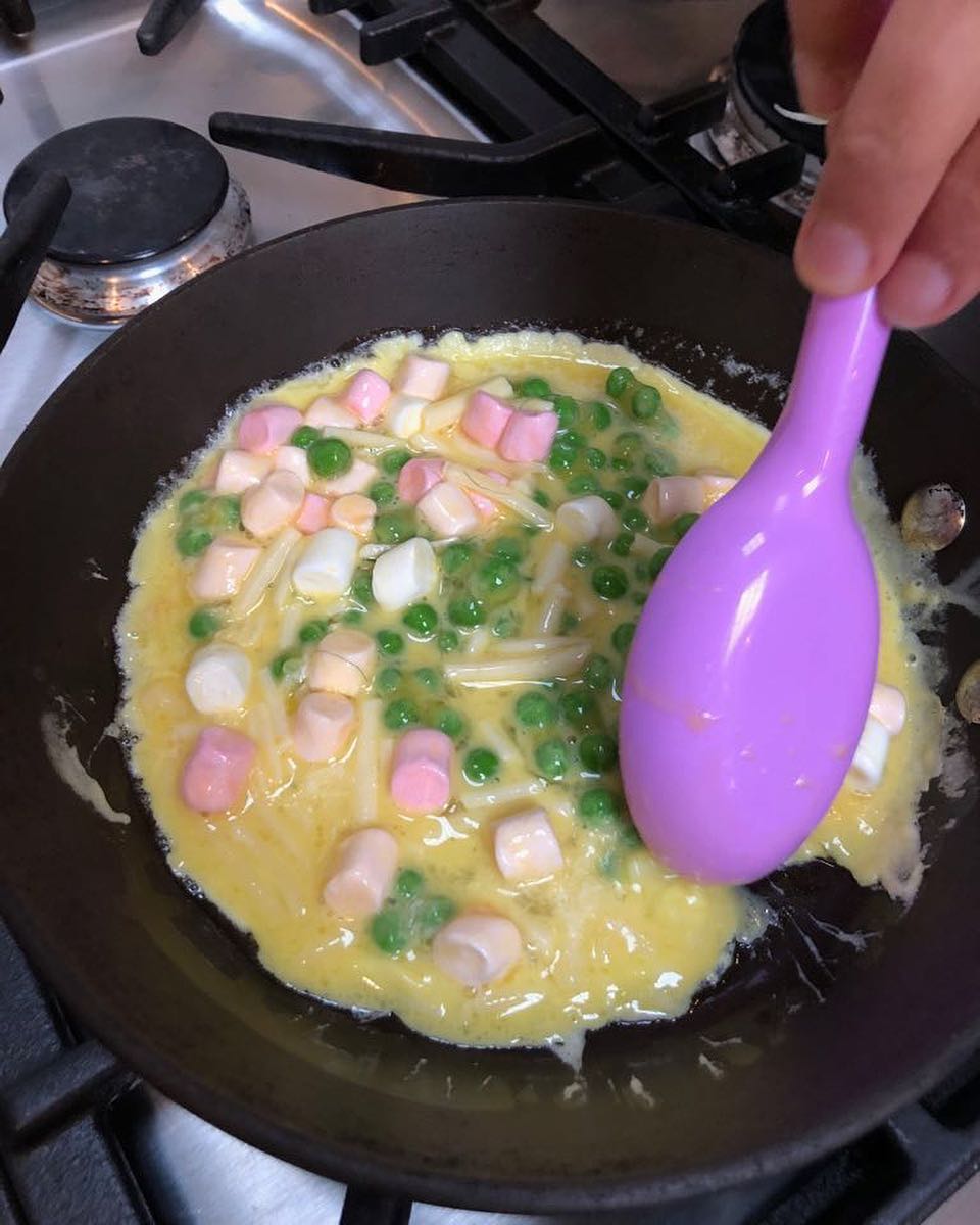 RoratoSilvia's tweet photo. “Tab Tab”. Egg, marshmallows, cheese and peas. A classic. #cookingwitha4yearold #iactuallyatesome #newrecipe" #AmeliaWarner #VeryLoving #WonderfulMother via Millie IG https://t.co/lA7Uof3Wa0
