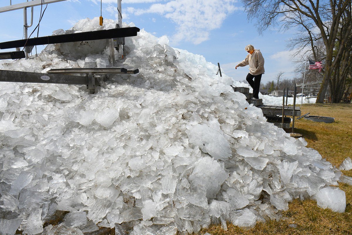 stevenkohls's tweet image. North Long Lake resident Nancy Myers walks on dock sections Monday after lake ice piled up on the north shore. In a matter of minutes, the strong southerly wind pushed the ice onto her property, burying two boat lifts and a pile stacked dock sections.. bit.ly/2KppTpg
