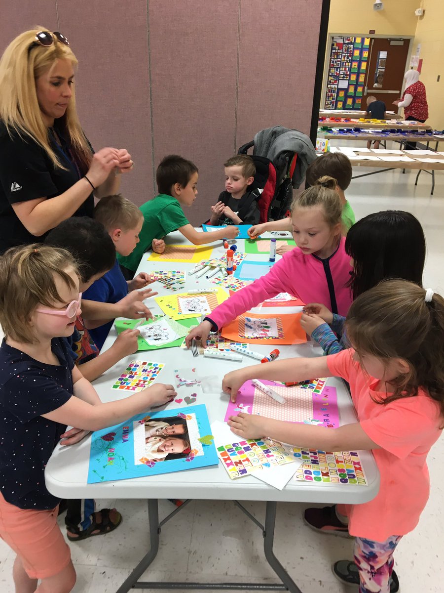 Schilling33C's tweet photo. Another amazing PTO @SchillingPTO event! Meet the artist was great for kindergarten. Thanks for all the fun! @Homer33c #ljspride https://t.co/2hjipmFw7O