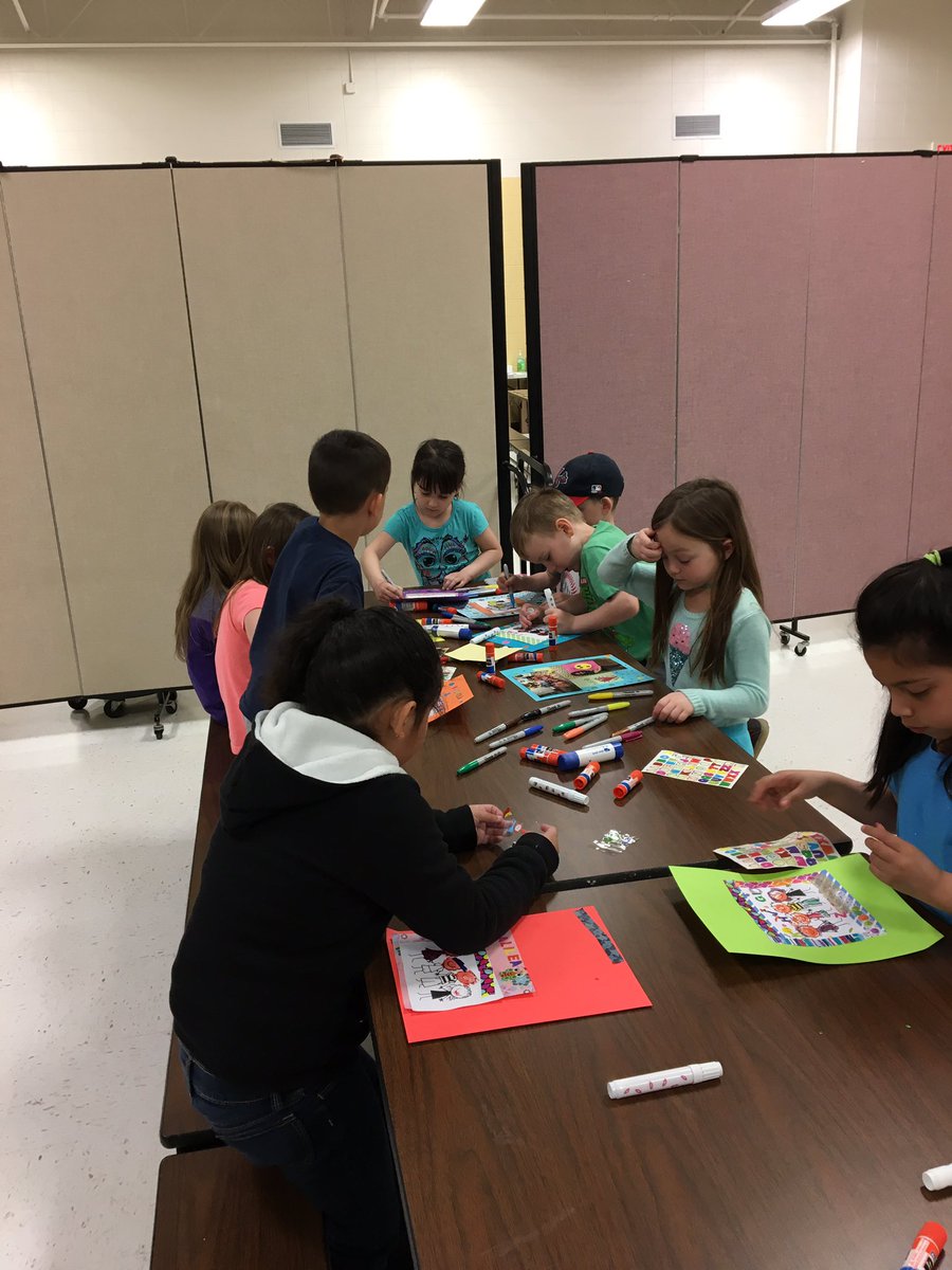 Schilling33C's tweet photo. Another amazing PTO @SchillingPTO event! Meet the artist was great for kindergarten. Thanks for all the fun! @Homer33c #ljspride https://t.co/2hjipmFw7O