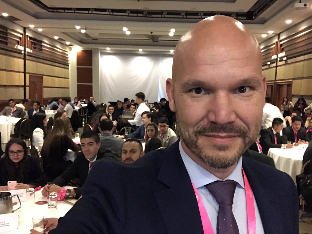 MariacSuecia's tweet photo. Honrado de estar en el jurado para #HultPrizeCol18 Colombia. Jovenes con impacto positivio en la sociedad a través del emprendimiento social. #SueciaSocioSostenible @SwedeninCOL https://t.co/5JRlfBXR37