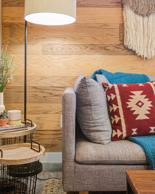 staydomio's tweet photo. Tassel wall decor, cozy throw, and geometric printed pillows... this #Domio is serious #vibes 🙌 DM us to find out how you can book a stay here! 📩 https://t.co/3vT6Uedml3