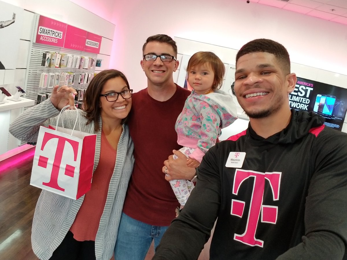 MauricioJacobs_'s tweet photo. Verizon who?? Another happy military family joining the T-mobile Team! #MilitaryAppreciationMonth #AreYouWithUs #SDN #Miramesa https://t.co/ZHWGwvuwUo