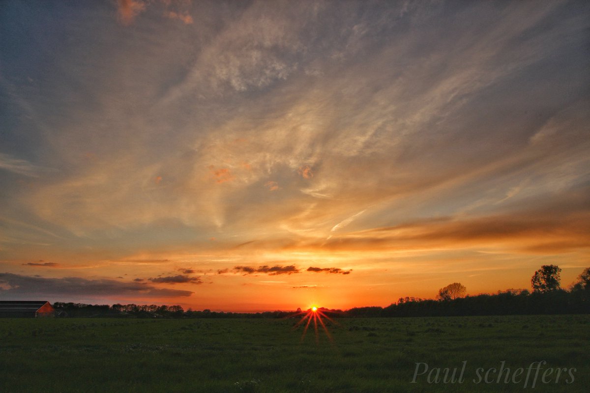 Zonsondergang in heesch vanavond  <a href="/MrDings/">Maarten Dings</a> <a href="/dtvoss/">Dtv Nieuws - Oss & Bernheze</a> <a href="/DijkRoland/">Roland van Dijk</a> <a href="/omroepbrabant/">Omroep Brabant</a> <a href="/AangenaamHeesch/">Aangenaam Heesch</a>