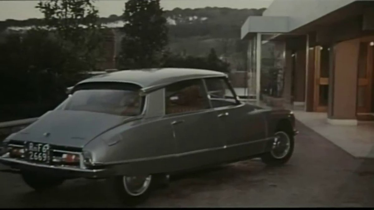 Estambul65's tweet photo. Jean Sorel driving a Citroen DS
in The Double, 1971 (La controfigura)
D: Romolo Guirreri, DoP: Carlo Carlini
#citroenclassics #citroen #citroends #classiccitroen #rolandbarthes #dscars #vintagecar https://t.co/T3qzfg7P0J