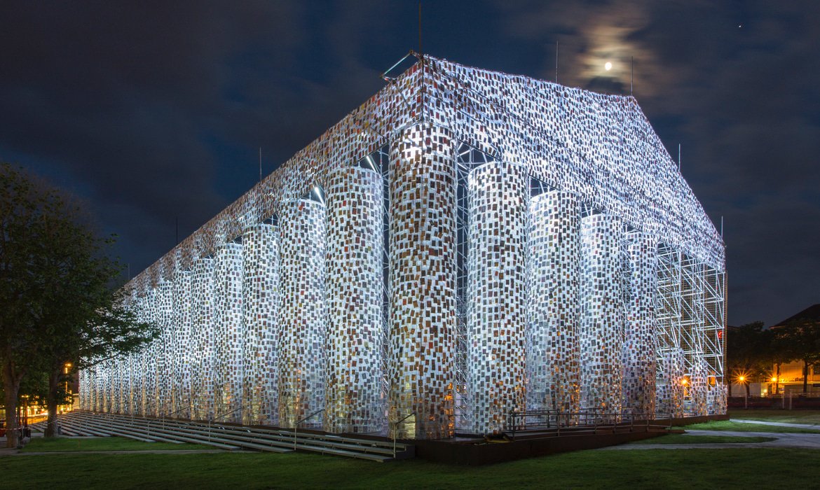 womensart1's tweet image. Argentinian artist Marta Minujín's monumental replica of the Greek Parthenon created with 100,000 copies of banned books, to symbolizes the resistance to political repression #womensart