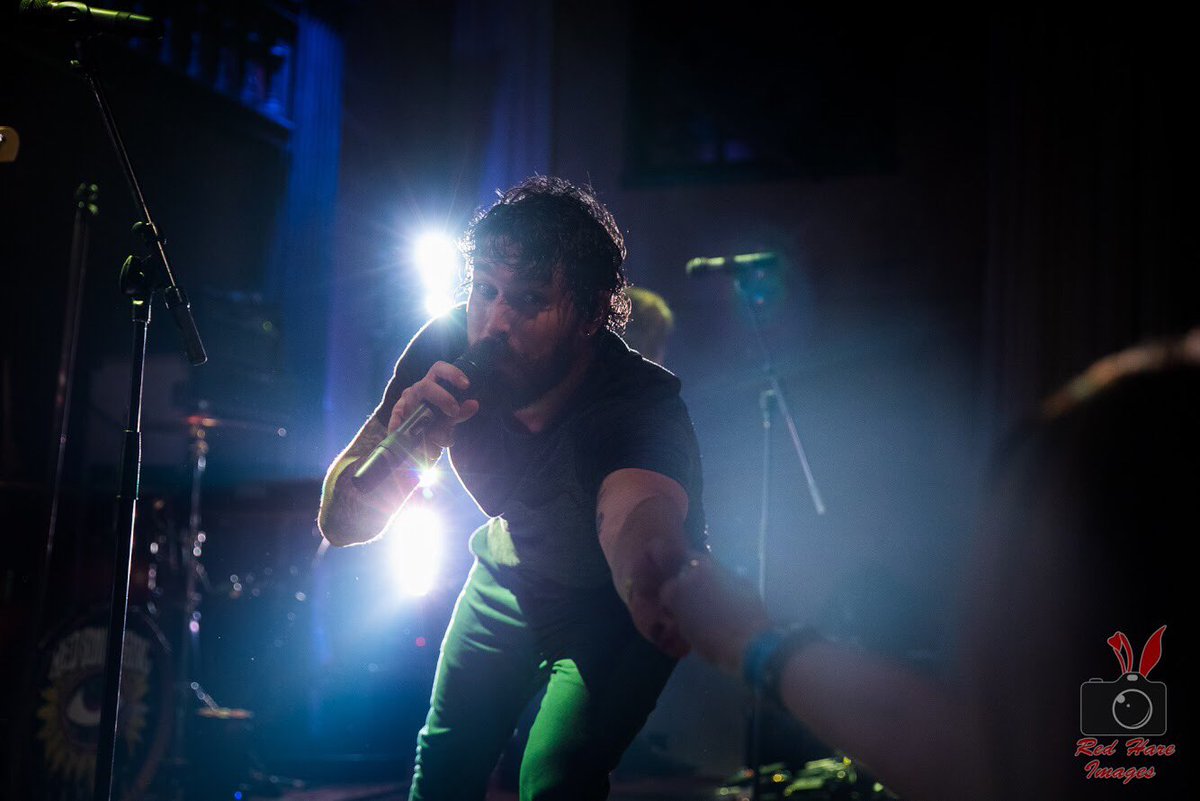RedHareImages's tweet image. One of the best parts of a show in a smaller venue is how intimate they can be and how close the fans can get to the bands. As @MikeProtich of @redsunrising reaches out to grab a fans hand at @HOBAnaheim. #WeAreThread